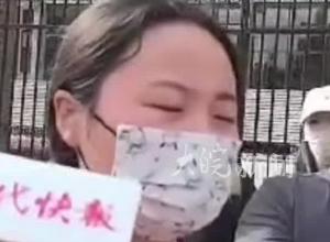 3岁男童被生父女友虐死案今天开庭   生母：想知道真相，又害怕知道真相  庭前哭着喊话：孩子不怕，妈妈来了
