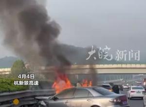 小车高速上撞护栏起火司机昏迷 众人冲上前肘击棍撬破窗救人