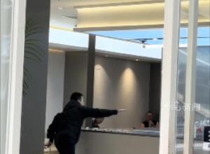 福州一男子在咖啡店内 
不停向制作台砸杯子 
 警方回应：已介入处理