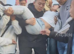 “入室抢婴案”择日宣判  
姜甲儒妈妈刚出法庭晕倒 
被抬上车 送往医院