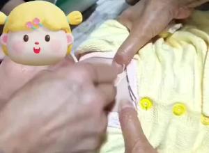成都一推拿理疗馆给6个月大婴儿刮痧引争议 属地卫健、市监部门回应