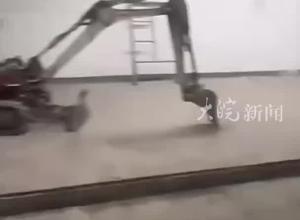 湖北汉川一小区业主曝光：物业将地下车库改造成泳池 主管部门回应：还在商讨