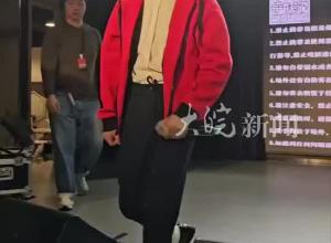 庞麦郎上海站开唱 观众:整场演出很成功 感觉比一般演唱会都要“燃” “就像他的歌一样 也是主流音乐的一个例外”
