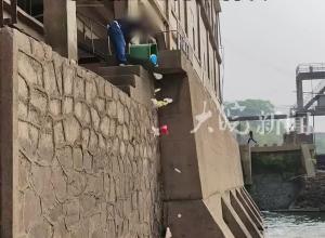 湖南醴陵一水电站员工往水中倾倒垃圾引关注 当地回应：已处理当事人