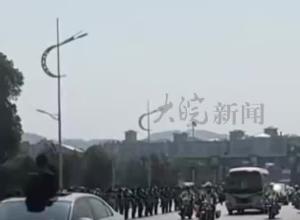 00后海军烈士为国捐躯 归乡安葬时 母亲紧紧抱住墓碑 崩溃大哭
