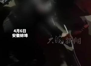 蚌埠一老人街头倒地 路过男护士紧急施救