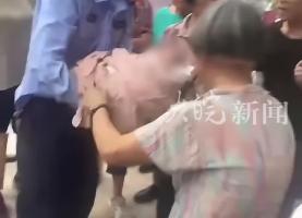 广东廉江人民公园现弃婴 警方：已妥善送往福利院