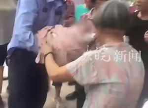 广东廉江人民公园现弃婴 警方：已妥善送往福利院