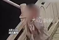 女子和家人發生矛盾 服用頭孢后飲酒準備跳河 危急時刻熱心群眾和民警 迅速沖上前 合力將女子救下
