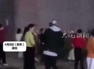 楼下广场舞声音太吵 小伙戴耳麦怼脸敲锣 网友：敲锣归敲锣 别打起来就好
