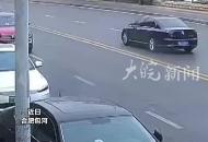 合肥街頭一轎車(chē)側(cè)翻 車(chē)內(nèi)5人被困 含兩名幼童 一群人沖了上去 緊急救援