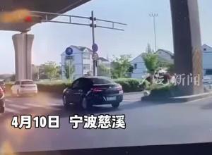 浙江慈溪一车辆从高架上掉落 警方通报：因操作不当导致驾驶员送医治疗 无生命危险