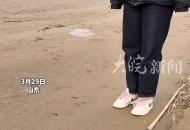 女生示范黃河邊土地變淤泥，看起來安全卻暗藏兇險，千萬要警惕！