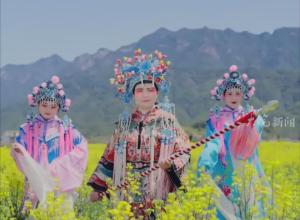 穿上徽剧传统戏服 
镇干部变身“穆桂英”！
拍短视频宣传当地文化
