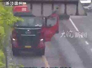 货车司机开车途中突发脑溢血推开车门 倒地挣扎路过司机、 高速交警接力相救
