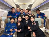 在万米高空向蓝天救援队员致敬