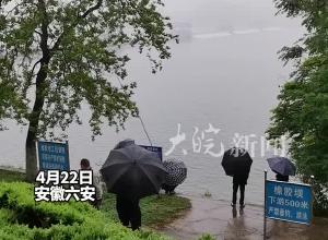 六安淠河橡胶中坝 准时降坝泄水