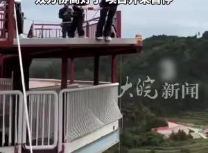 贵州一女子荡绳时撞高台疑致受伤 官方：系受邀网红表演时发生，双方已沟通解决