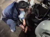 大皖正能量 | 老人倒在地上   男護士發現后立即施救