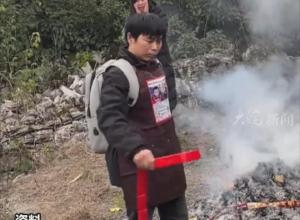 “棉花糖爸爸”寻女19年成功 
杨妞花：小杨梅曾刷到爸爸寻女视频 
觉得和自己很像，还打了爸爸电话 
“爸爸让她怀疑就去采血，小杨梅犹豫没去”