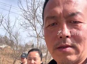 曾带瘫痪妻子跑车的司机聂建文 带女友给亡妻扫墓