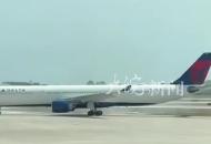 美一客機在機場發動機起火 乘客使用緊急滑梯撤離 機載282名乘客12名機組成員
