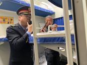 老人車廂內(nèi)昏迷  乘務(wù)人員爭分奪秒忙救助