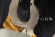 男子鞋尖部位裝微型攝像頭地鐵上偷拍女乘客裙底 成都公安通報(bào)：已行拘