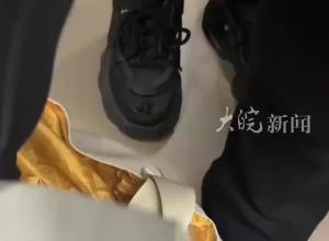 男子鞋尖部位装微型摄像头地铁上偷拍女乘客裙底 成都公安通报：已行拘