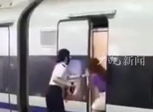 官方通报女子伸腿阻止高铁关门：站台工作人员极力制止未果 相关部门已介入调查