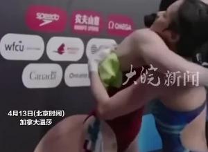 全红婵十米台失误惜败陈芋汐摘银，赛后粉丝又给全妹下起“娃娃雨”，全红婵疯狂捡娃娃后，笑着跟粉丝打招呼