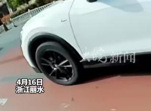 女司机早高峰手举社牛专属牌求加塞  “本来不想让的，怎奈她太可爱了！”
