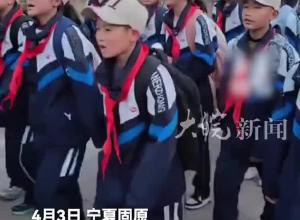 108里！坚持30年！2000多名师生徒步祭英烈 途中高唱《歌唱祖国》