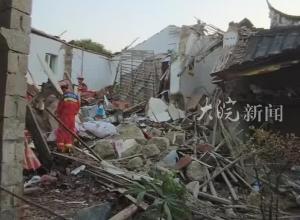 福建安溪一民房屋顶坍塌 事发时房中有7人  1人住院治疗 2人轻微擦伤