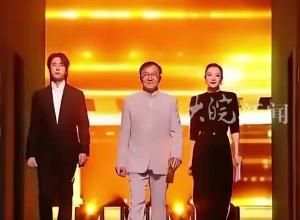 章子怡在舞台上意外摔倒，坐轮椅出行？经纪人最新回应