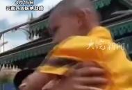  潑水節(jié)最忙的是民警！ 2小時撿12個娃1狗子42部手機   不僅要哄 還得管“還”