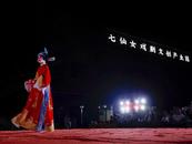 安慶：大雨擋不住黃梅戲迷對(duì)嚴(yán)鳳英熱情