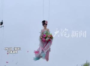 河南洛阳一古城上演“天女散花” 网友：独属于中国人的浪漫