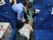 旅客突發(fā)疾病，列車上演緊急救援