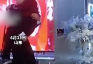 婚禮合影環(huán)節(jié)，新郎母親腿不方便 媽媽怕給兒子兒媳丟面子說不拍了 兒子毅然跑下舞臺將媽媽抱上臺
