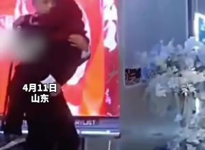 婚礼合影环节，新郎母亲腿不方便 妈妈怕给儿子儿媳丢面子说不拍了 儿子毅然跑下舞台将妈妈抱上台

