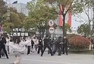 接機粉絲撲向藝人車輛被刮倒  安保把她扶起來了 又跑去跟車   追星要理性 請勿模仿！
