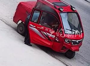 代步車突然起火，老人手足無措 附近店鋪女老板赤腳跑出 幫忙滅火
