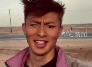 團隊曝異瞳少年治沙為擺拍 王金否認立人設、做賬號
