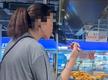 女子用超市公筷试吃咸菜后将筷子放回  涉事门店：已将咸菜下架送检