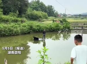 男子開車掉魚塘雙手插兜等救援