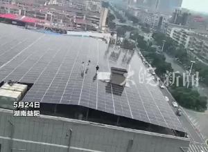 6名孩子在頂層6樓光伏板上拍照戲耍 拍攝者：觸目驚心 已聯(lián)系物業(yè) 
