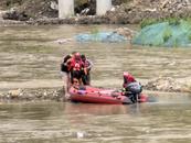 两人钓鱼涨水被困河心岛 绩溪消防紧急救援