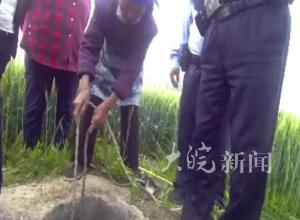 男子不慎墜入深井 安徽蕭縣一輔警倒掛救人  出井后累得跪倒在地