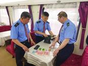 旅客遺失挎包，列車乘務(wù)員拾金不昧